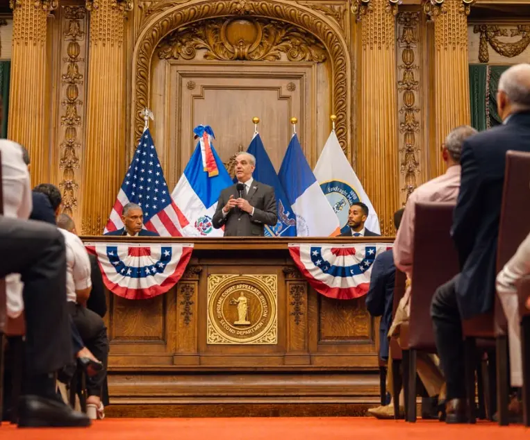 Presidente Abinader anuncia 300 becas para jóvenes dominicanos residentes en Nueva York