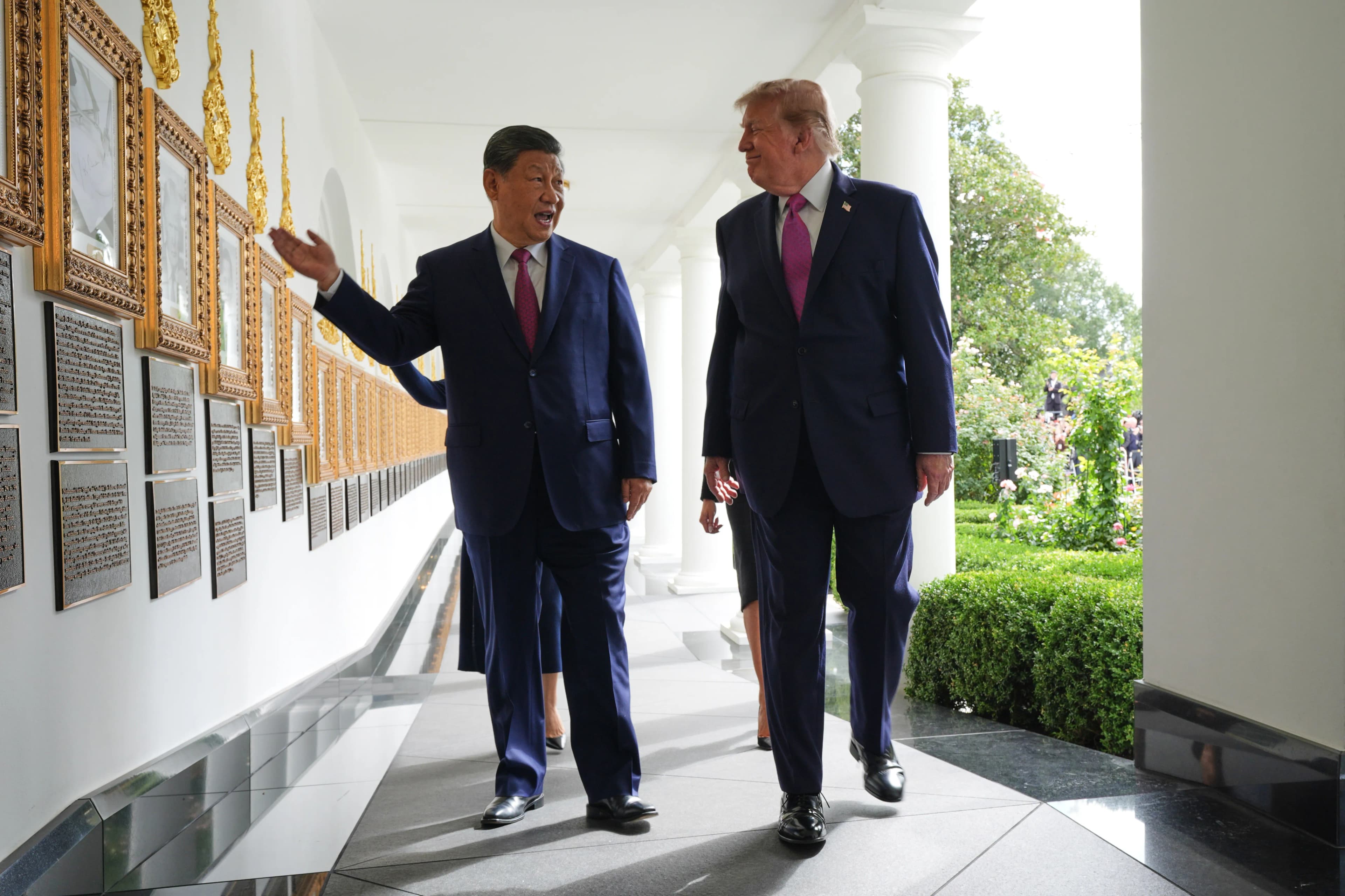 Xi Jinping se ríe cuando Trump le muestra una imagen de Biden como un bolígrafo automático