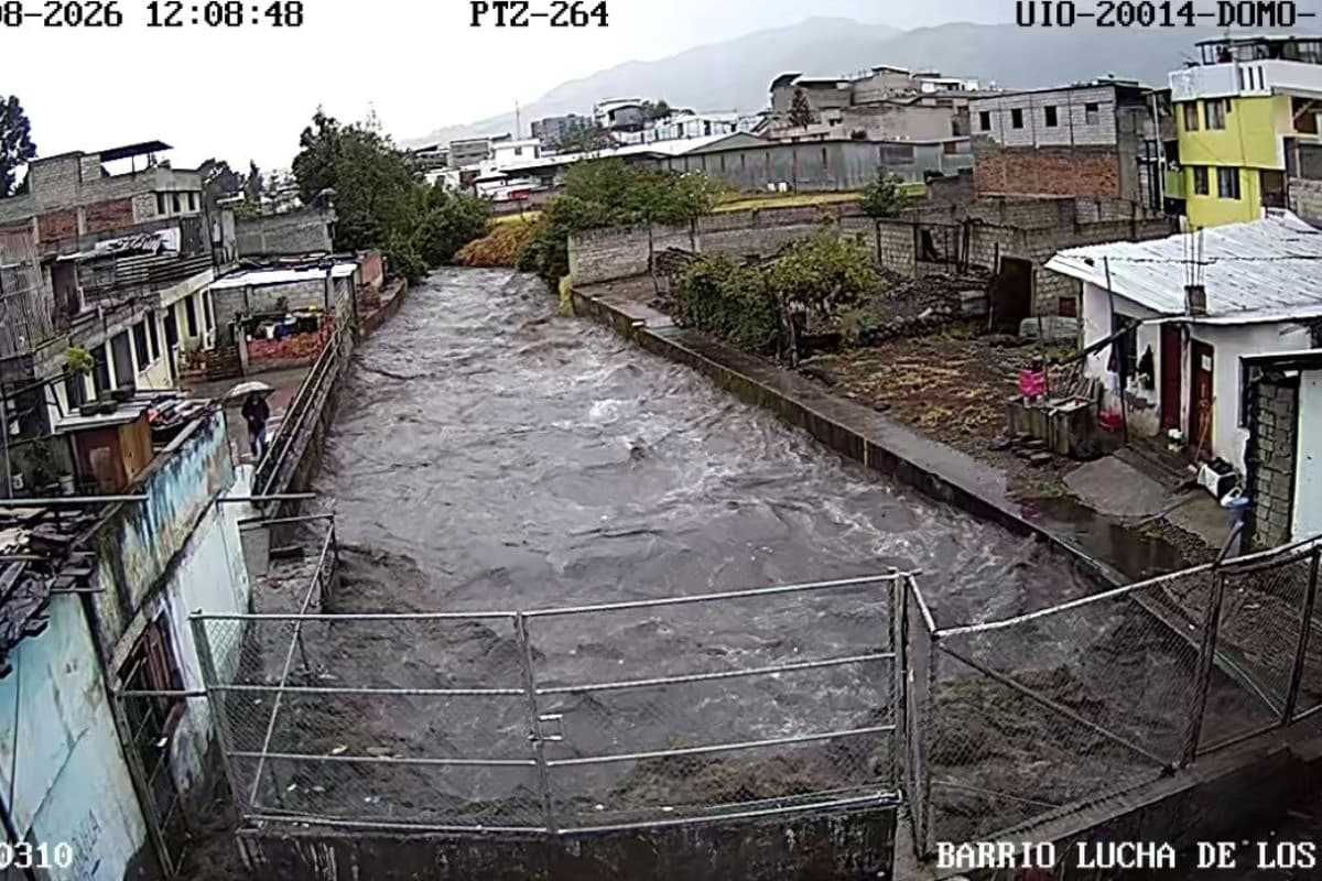 Lluvias en Quito provocan el desbordamiento de una quebrada en Caupicho