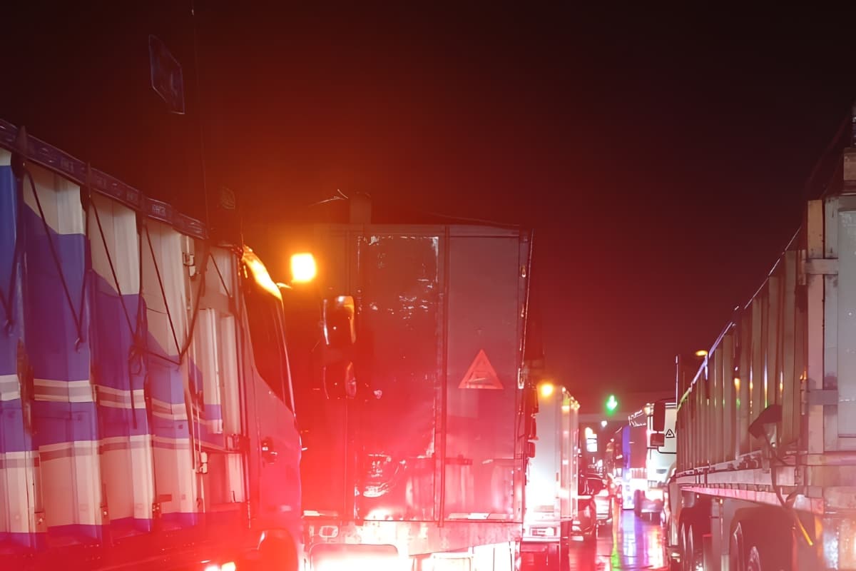 Choque entre un camión y un bus genera congestión en la vía Alóag – Santo Domingo
