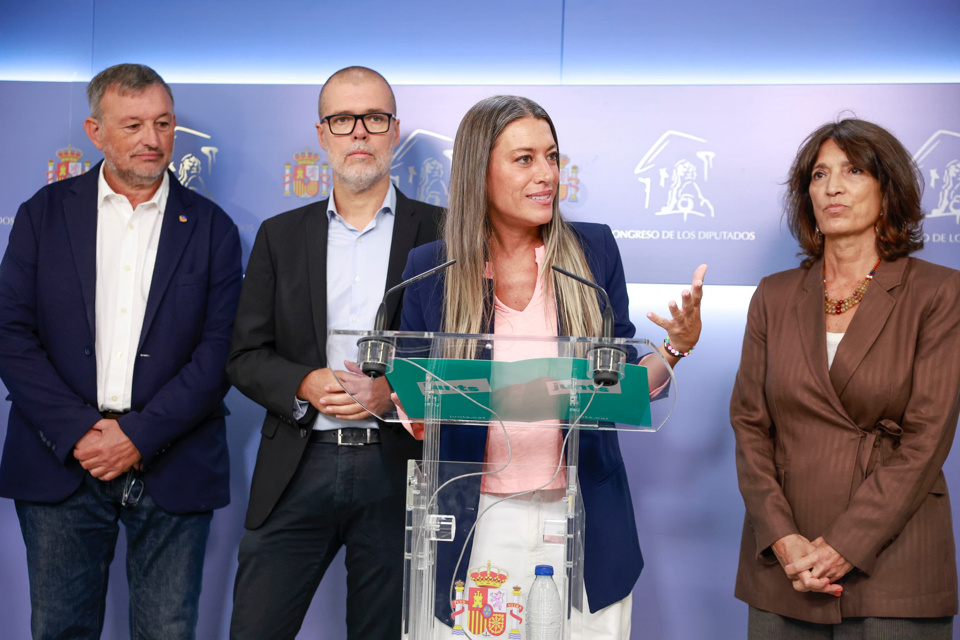 Primer movimiento del Gobierno tras las protestas por el desalojo de Maricamen: negocia con Junts la suspensión de los desahucios de fondos buitre y desgravar el IRPF del alquiler