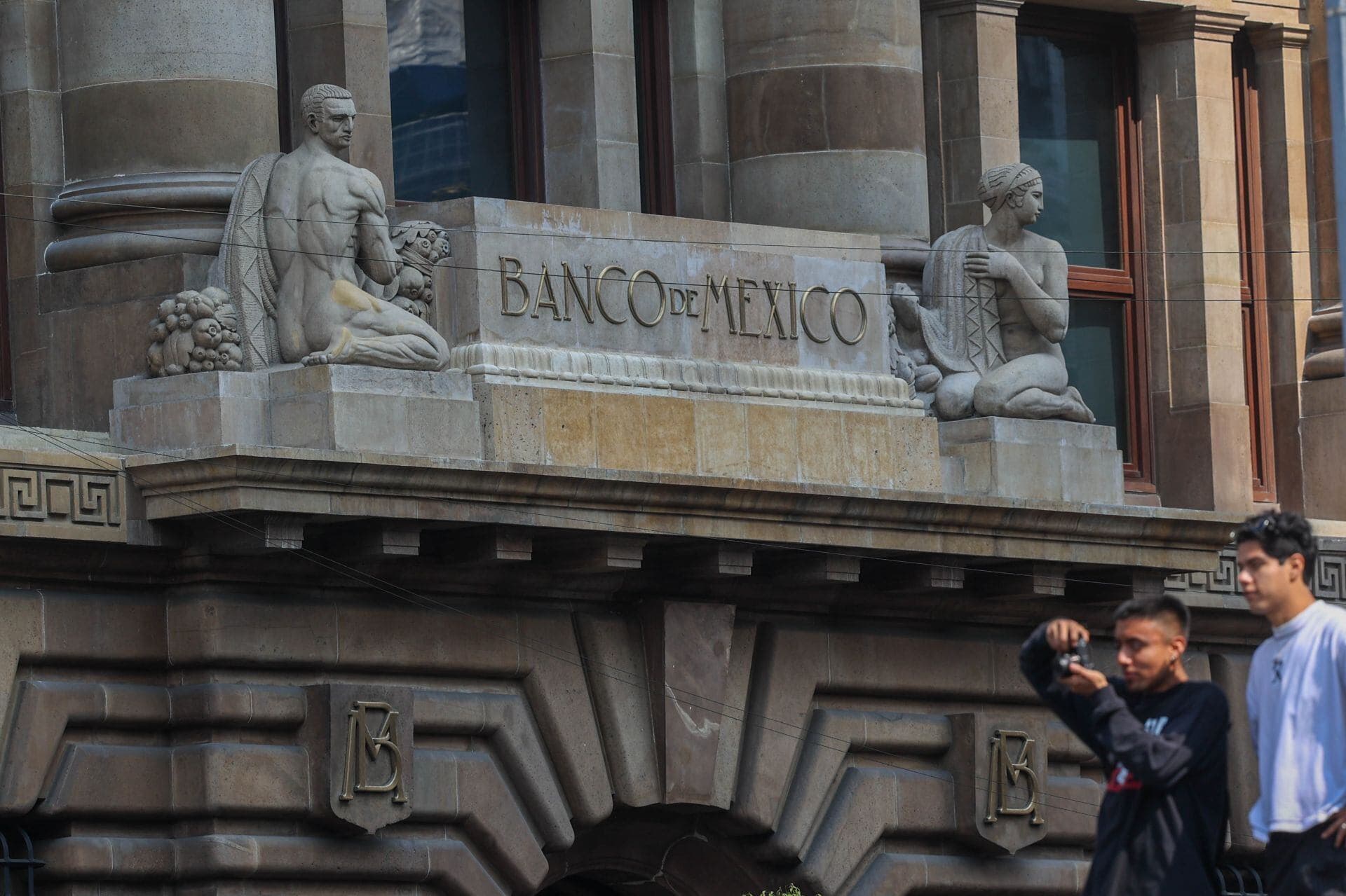 Banxico se desmarca de la Fed y mantiene tasa de interés en 6.5 por ciento
