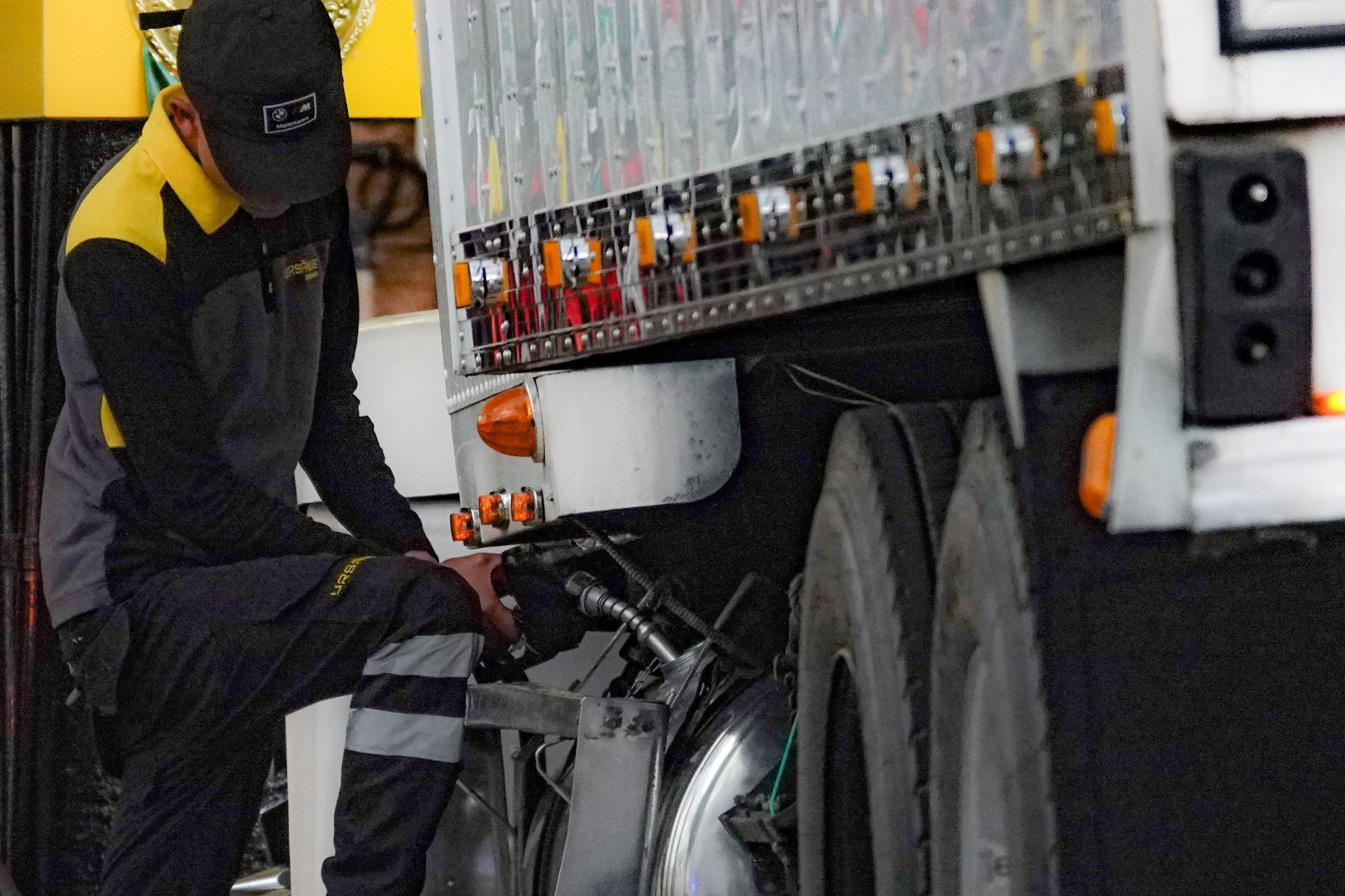 ¿Trump puede dejar a México sin diésel? Restricción de EU violaría el T-MEC
