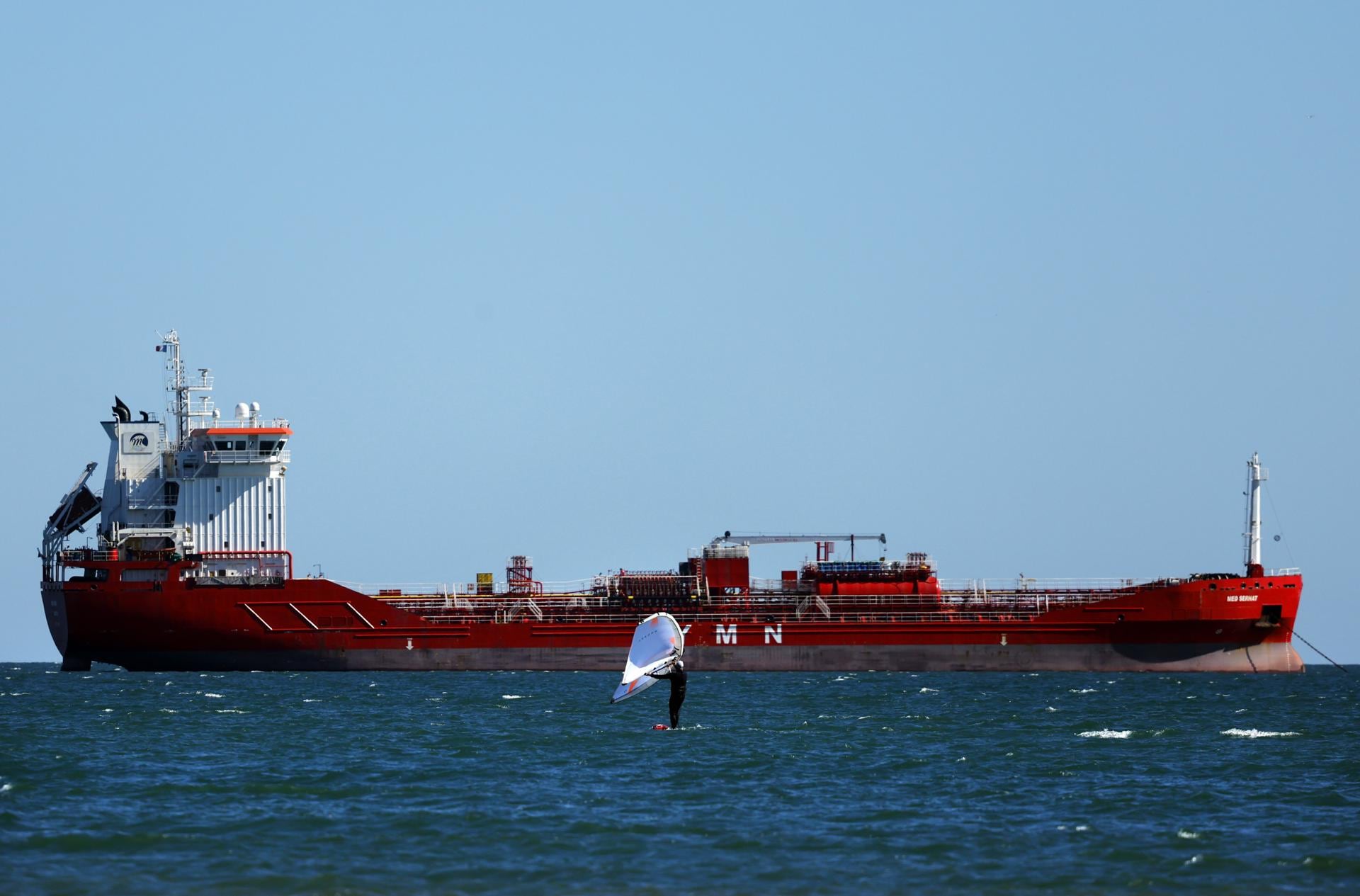 Conflicto entre Yemen y Arabia Saudí sube precios del petróleo: Barril de Brent cierra en 106.6 dólares