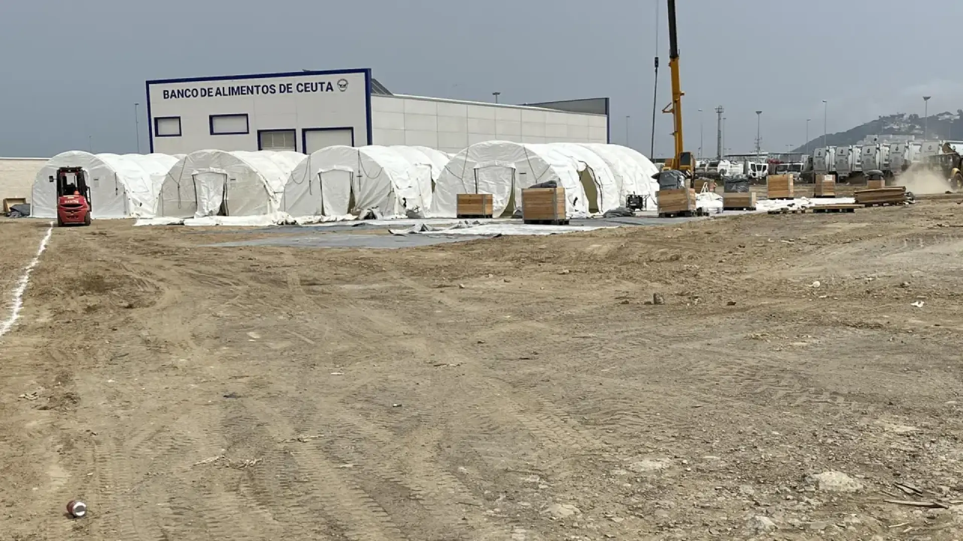 El Gobierno dice que las carpas en el puerto de Ceuta son "temporales" y pide consenso: "No puede ser que cada paso lleve consigo un 'no"