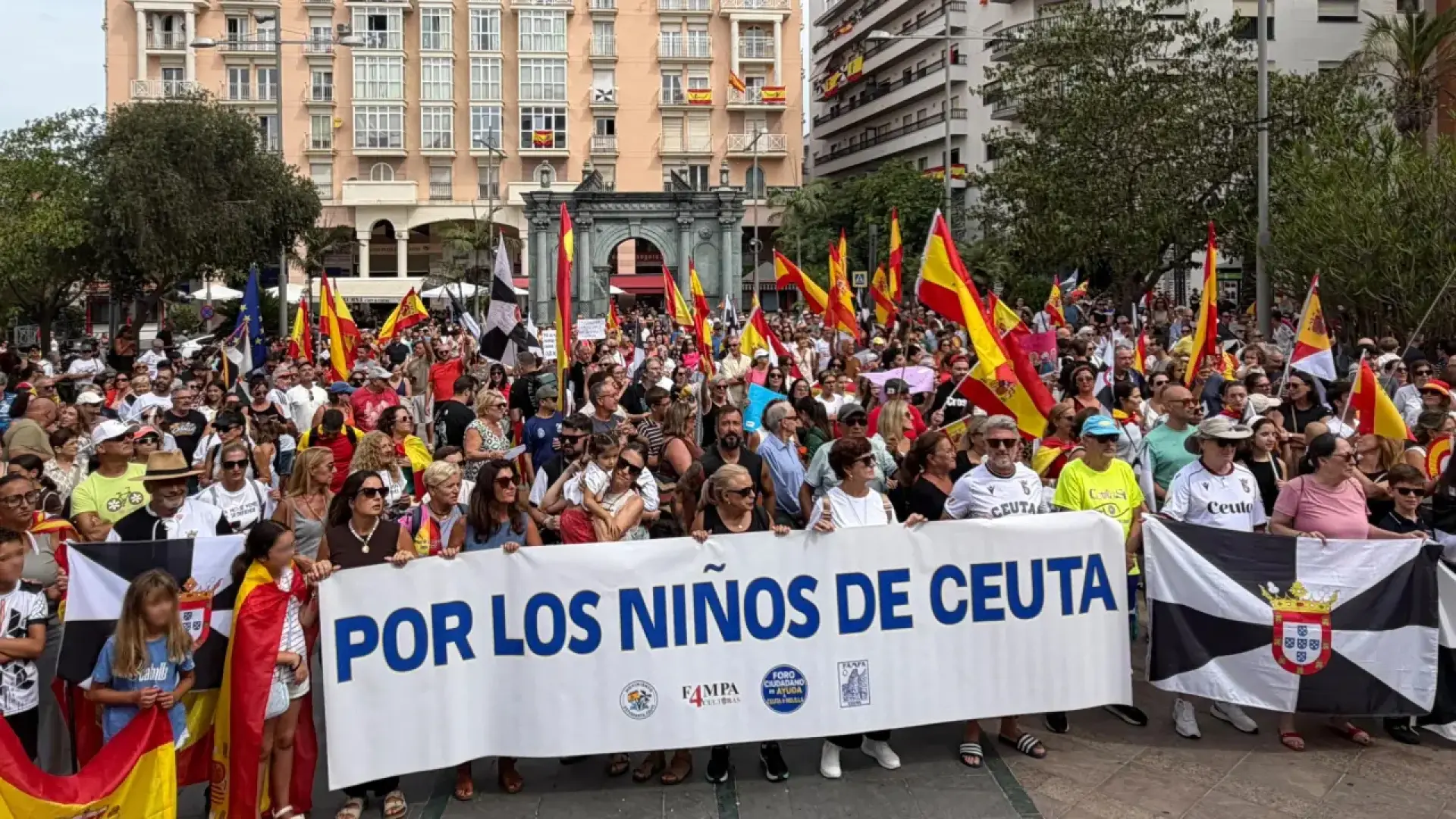Cientos de personas piden que se garanticen los derechos de los niños y reclaman la salida de los migrantes: "Ceuta no es un CETI"