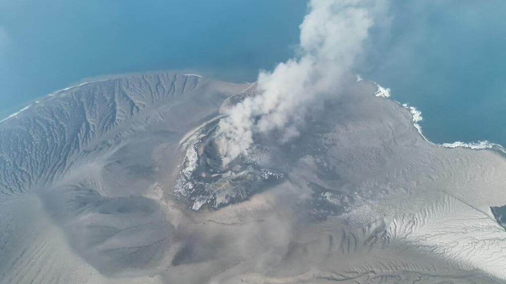 Indonesia: potente erupción del Anak Krakatoa provoca cancelación de vuelos y capa intensa de ceniza
