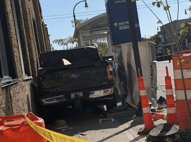 POLICÍA DE MINNEAPOLIS INVESTIGA UN ACCIDENTE MORTAL EN EL QUE SE VIERON INVOLUCRADOS VARIOS VEHÍCULOS