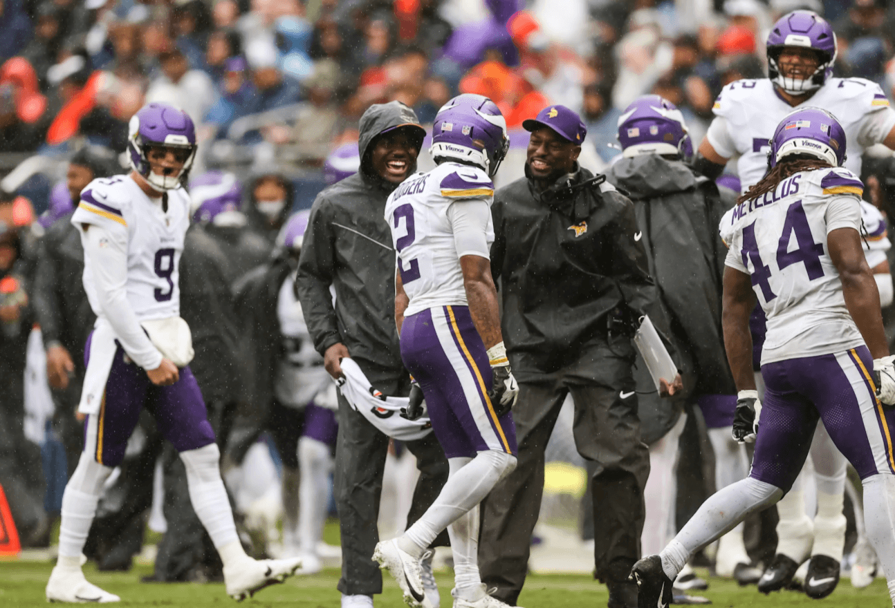 BRYAN FLORES Y LOS NUEVOS PURPLE PEOPLE EATERS